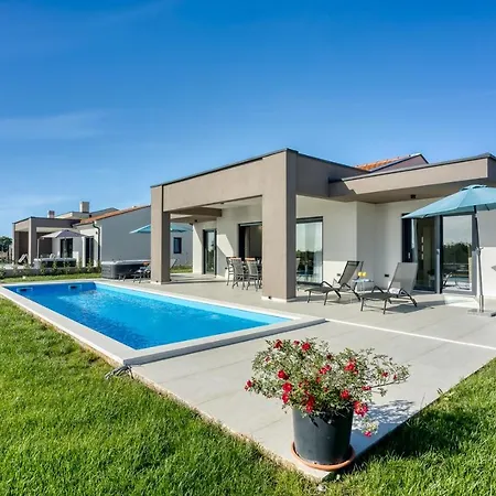 Tetiana - Pool And Whirlpool *