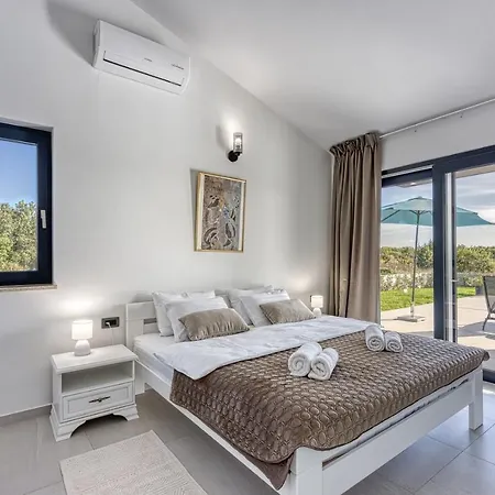 Tetiana - Pool And Whirlpool Vošteni