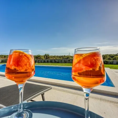 Villa Tetiana - Pool And Whirlpool