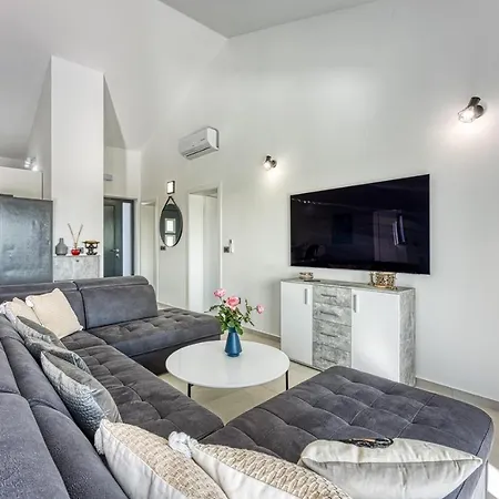 Tetiana - Pool And Whirlpool *