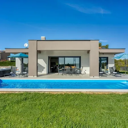 Tetiana - Pool And Whirlpool Vosteni