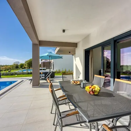 Villa Tetiana - Pool And Whirlpool